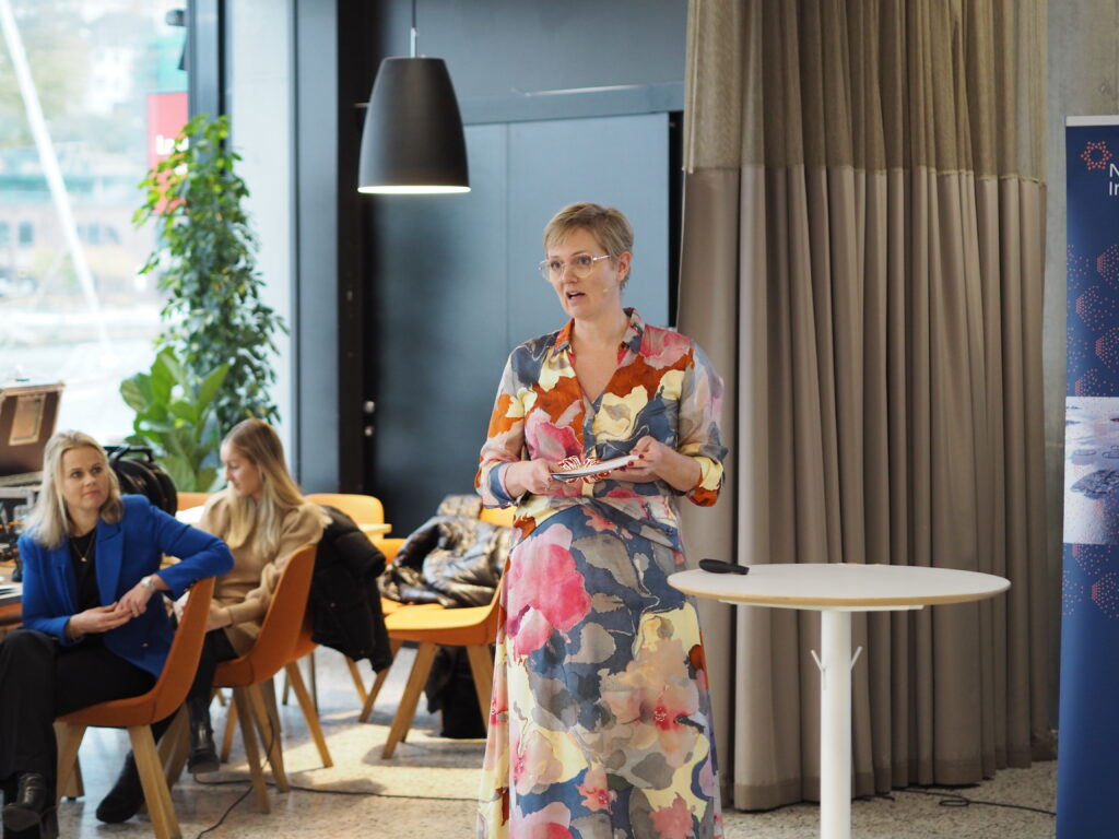 Elise Sæle Dahle presenterer med Nina Stangeland i bakgrunnen