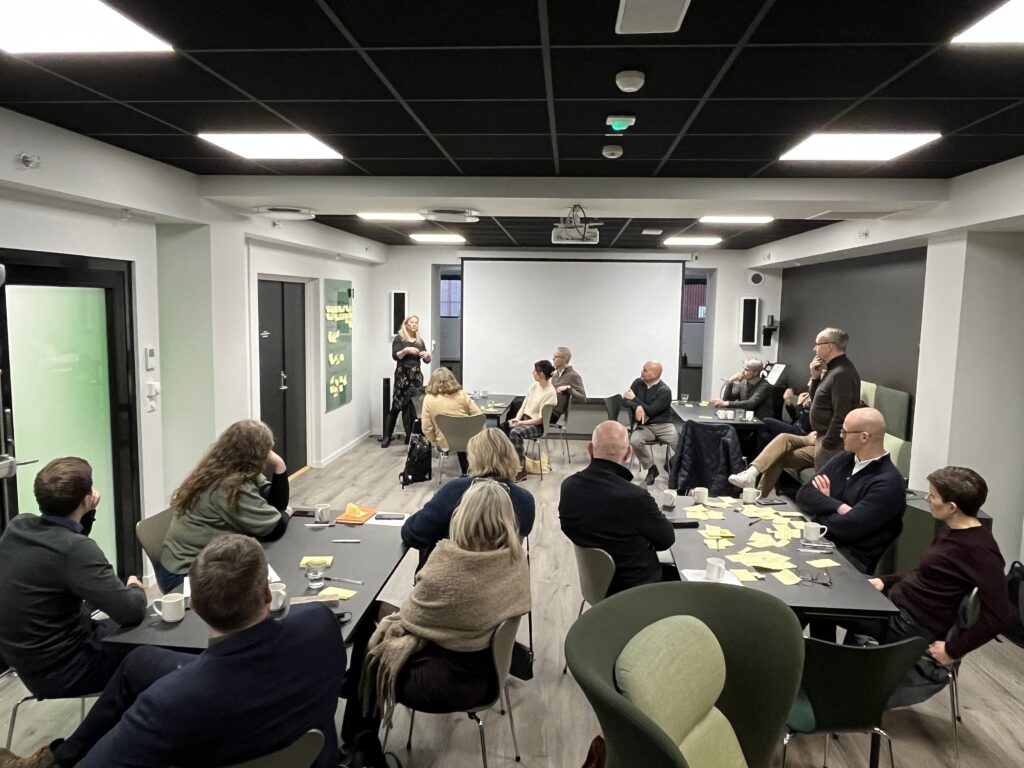 Bilde av deltagere på dialogmøte mellom ulike havbruksaktører arrangert av NCE Seafood