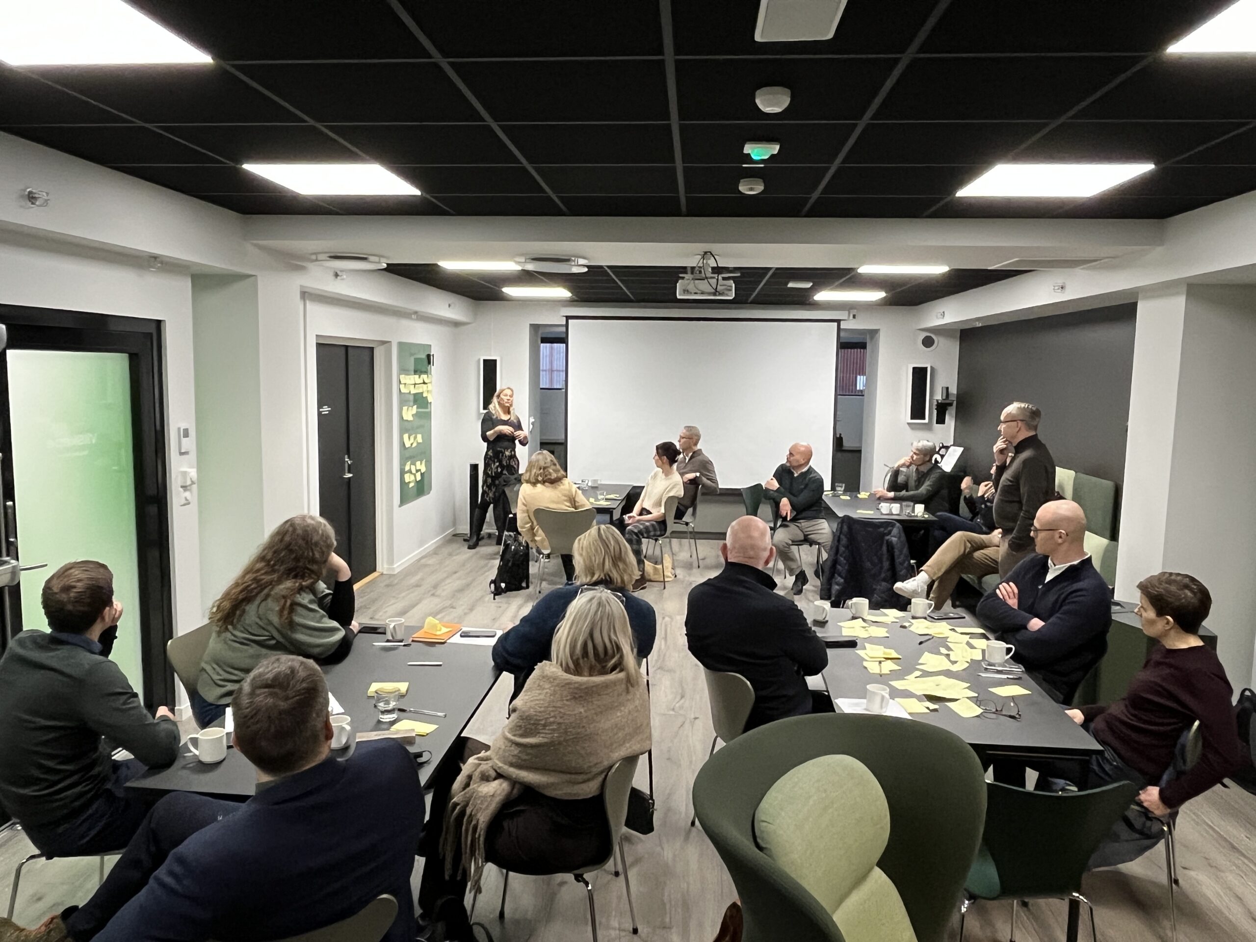 Bilde av deltagere på dialogmøte mellom ulike havbruksaktører arrangert av NCE Seafood
