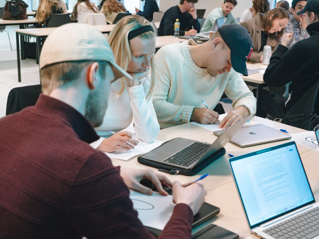 Bilde av studenter som jobber under Seafood Case Day