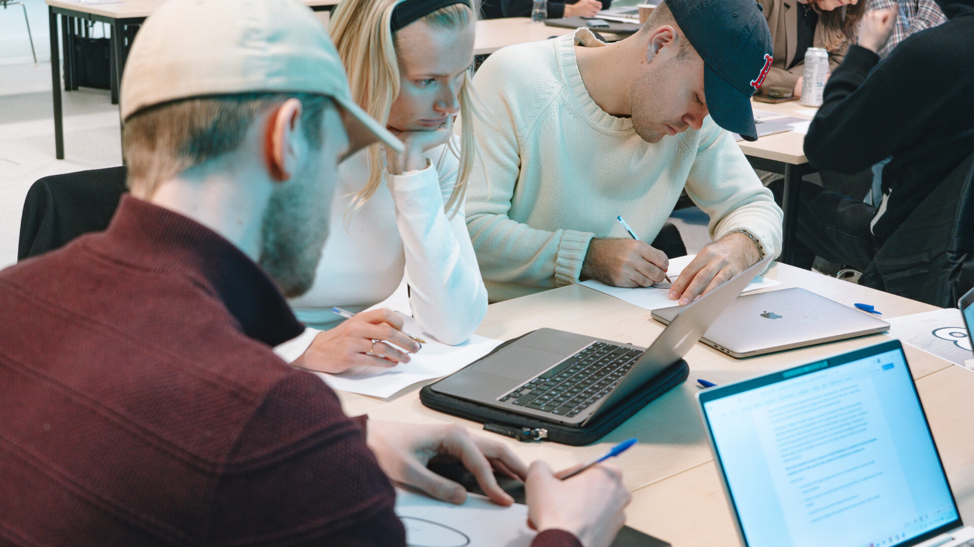 Bilde av studenter som jobber under Seafood Case Day