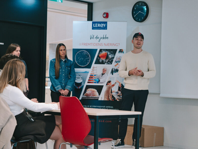 Studenter presenterer ide til jury under Seafood Case Day. Foto: Kofi Yirrah