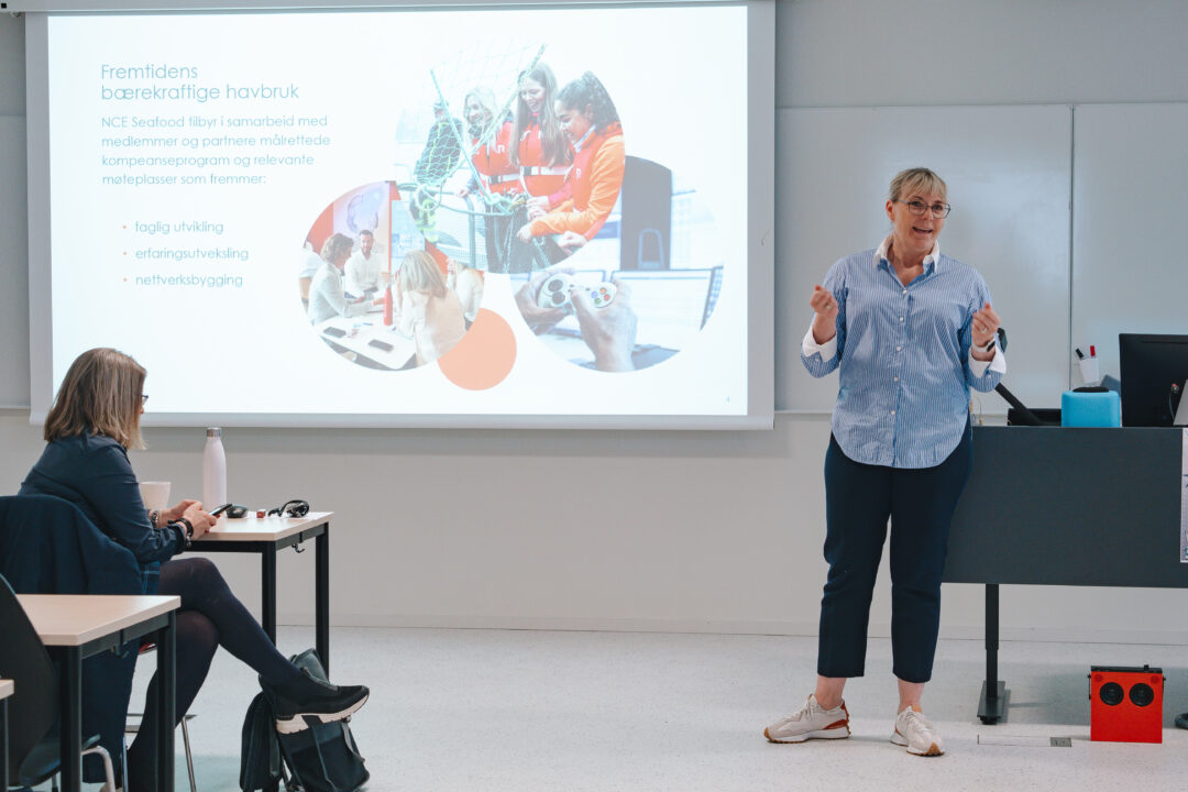 Trude Jansen Hagland fra NCE Seafood gav studentene en introduksjon til sjømatklyngen og havbruksnæringen under Seafood Case Day. Foto: Kofi Yirrah